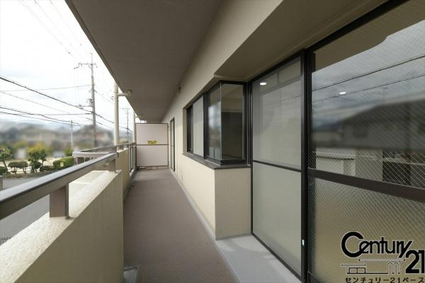 ネオハイツ八木西のバルコニー|■現地撮影写真■陽当たり良好な南向きバルコニーです！Ｌ字型になっています！