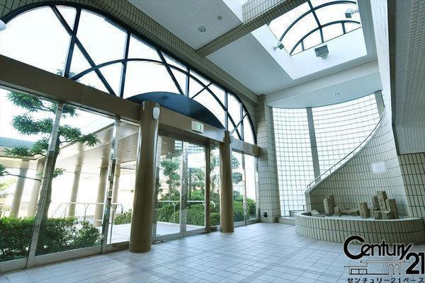 ネオハイツ八木西のエントランス|■現地撮影写真■開放感のあるガラス張りのエントランスです！