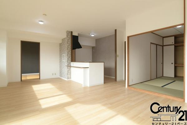 ネオハイツ八木西の居間・リビング|■現地撮影写真■１９.１帖のゆったりとしたＬＤＫ！内装大幅リフォーム済です！