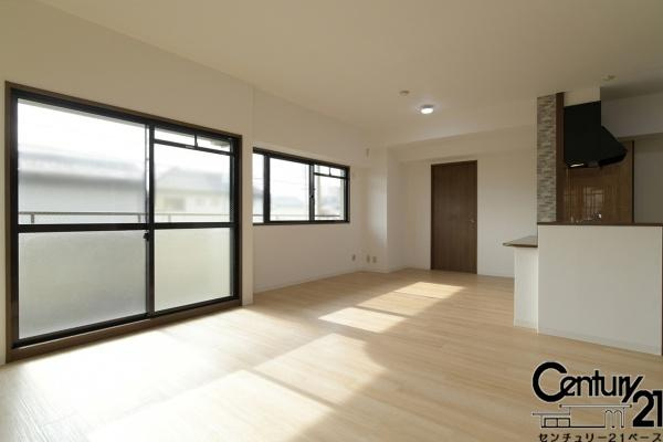 ネオハイツ八木西の居間・リビング|■現地撮影写真■南向きの窓から明るい光が射し込みます！