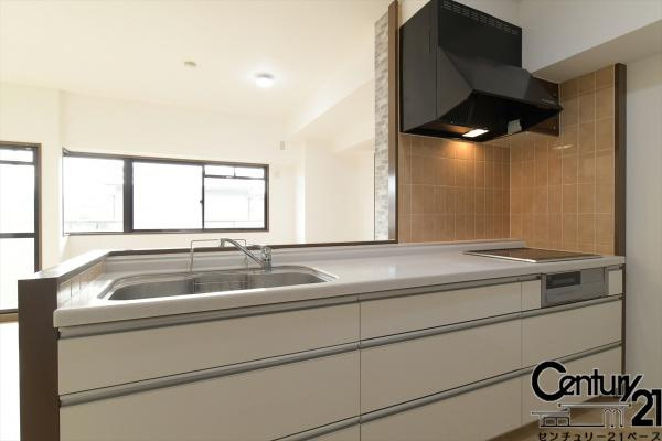 ネオハイツ八木西のキッチン|■現地撮影写真■ＩHコンロで安心してお使いいただけるシステムキッチン！後片付けも簡単です！