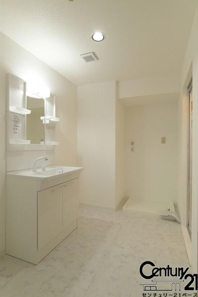 ネオハイツ八木西の独立洗面台|■現地撮影写真■シャンプードレッサー付き洗面台！洗濯パンもございます！