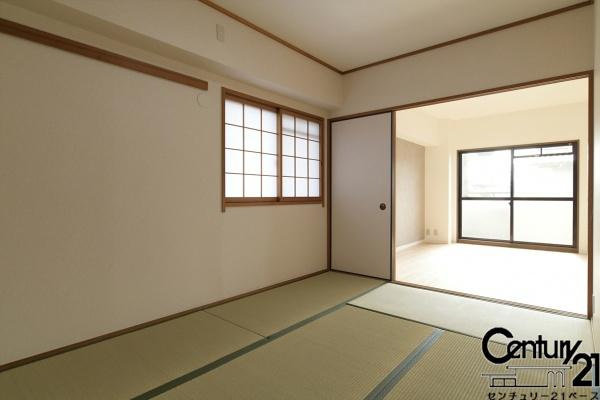 ネオハイツ八木西の和室|■現地撮影写真■リビング横の和室は家族みんなのくつろぎの空間に！