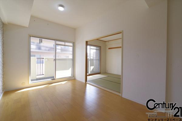 コスモ橿原神宮前の居間・リビング|■現地撮影写真■南向きの窓から明るい光が射し込みます！