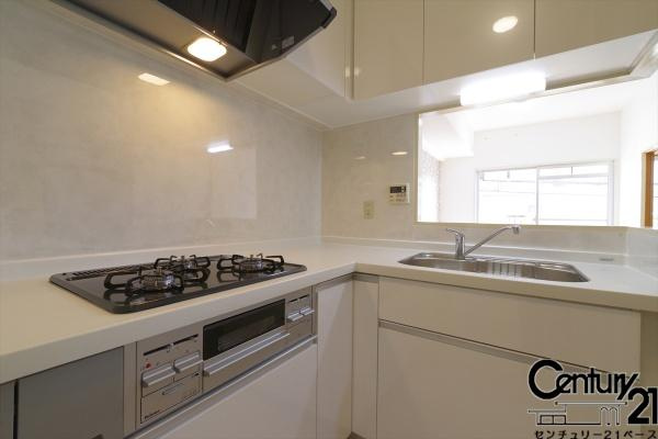 コスモ橿原神宮前のキッチン|■現地撮影写真■３口ガスコンロ完備で便利なＬ字型システムキッチンです！