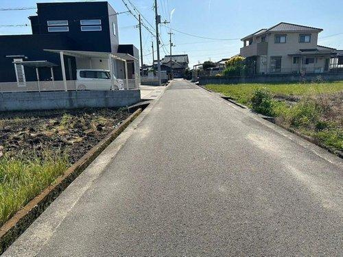 垣生２丁目　売土地の前面道路含む現地写真|北側接道を西側から撮影
