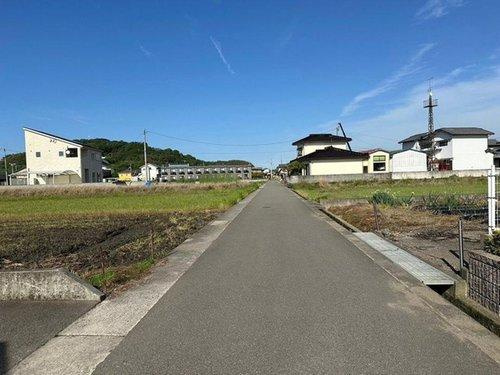 垣生２丁目　売土地の前面道路含む現地写真|南側接道を西側から撮影