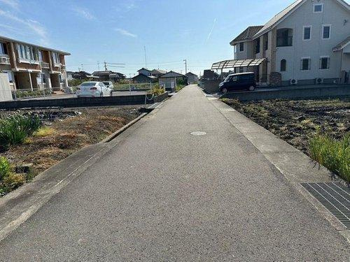 垣生２丁目　売土地の前面道路含む現地写真|南側接道を東側から撮影