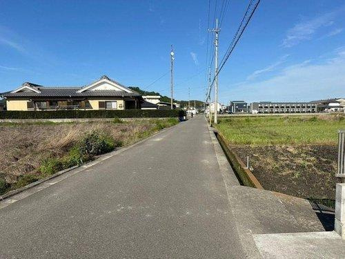 垣生２丁目　売土地の前面道路含む現地写真|北側接道を東側から撮影