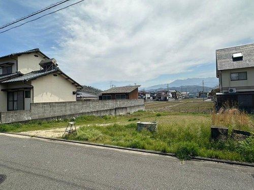 垣生６丁目　売土地の外観|2本の道路に面した角地のため、採光や通風を確保しやすく、明るく開放感に満ちた住まいを構築できます