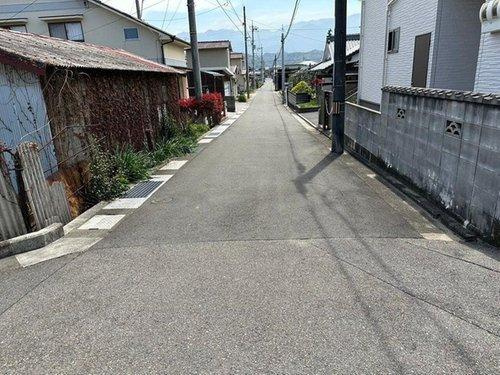 垣生６丁目　売土地の前面道路含む現地写真|西側道路を南向きに撮影 前面道路は北側4.1m、西側4.4mの公道に面した角地です。角地ならではの開放感があり、採光を遮るものがない明るい住まいを構築できます。