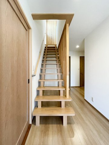 友が丘七丁目　戸建のその他|オシャレな階段が特徴的な玄関