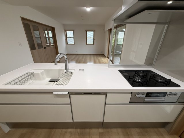 友が丘七丁目　戸建のキッチン|カウンターキッチン
三口ガスコンロ、ビルトイン食洗器、魚焼き機付き