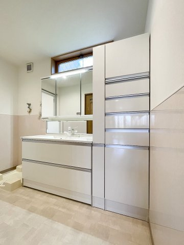 友が丘七丁目　戸建のその他|洗面室
大きな窓があり換気も可能です。