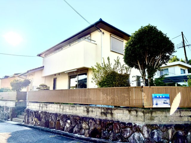 友が丘七丁目　戸建の外観|石垣で一段上がっている為、前面道路の通行人とは目が合わず、プライベートの空間が確立できます。