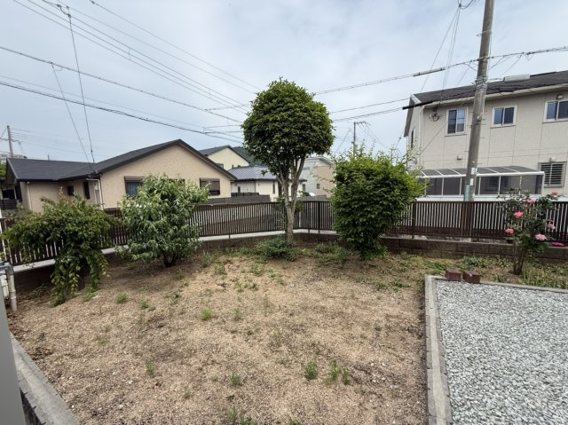 友が丘七丁目　戸建の庭|令和７年６月上旬撮影
広いお庭が付いており家庭菜園なども行えます。