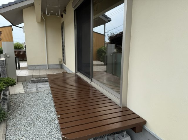 友が丘七丁目　戸建のその他|令和７年６月上旬撮影
リビング南側窓のウッドデッキ