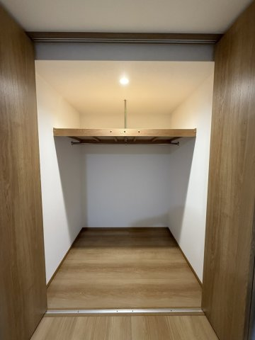 友が丘七丁目　戸建の収納|約8.5帖の洋室のウォークインクローゼット