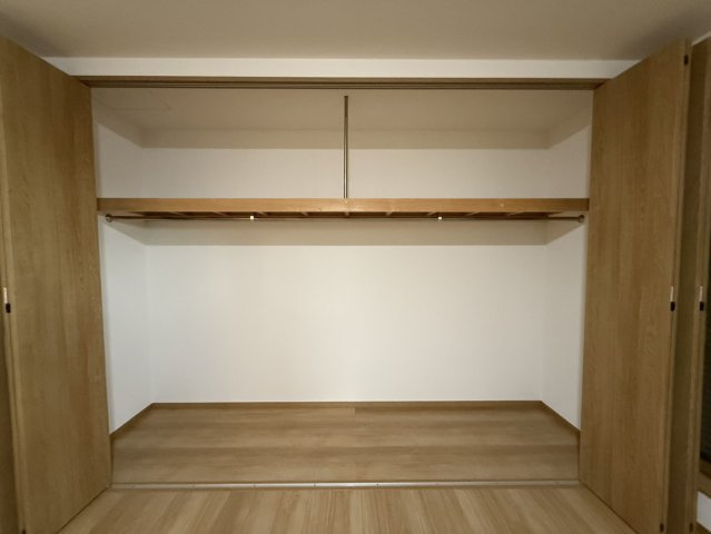 友が丘七丁目　戸建の収納|二階約9帖の洋室の収納
東側一面が収納となっております。