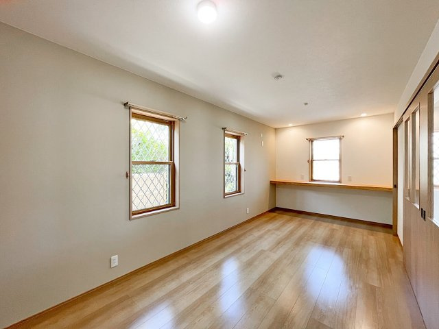 友が丘七丁目　戸建のその他|リビング横、約10.1帖の洋室
カウンターが付いており勉強などもできます。