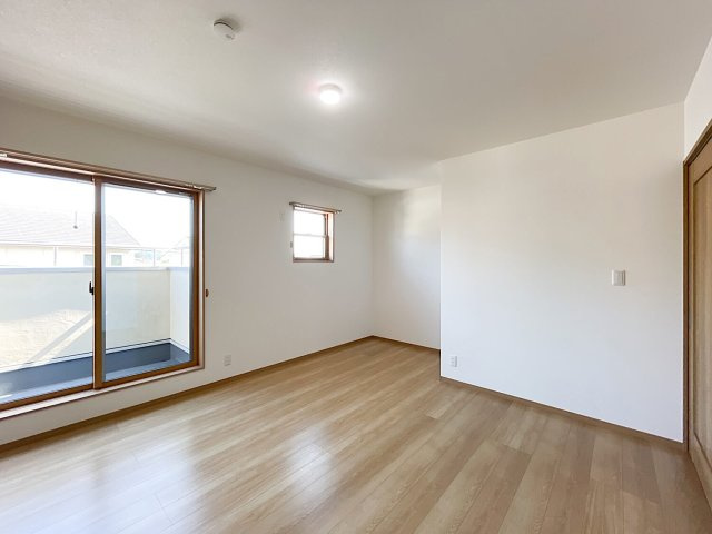 友が丘七丁目　戸建のその他|二階約９帖の洋室
東側一面がクローゼットとなっており大容量の収納がございます。