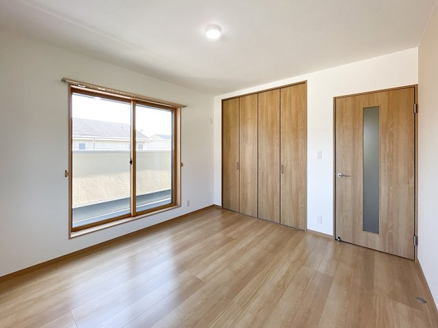 友が丘七丁目　戸建の洋室|約７帖の洋室
南東の角部屋でクローゼットもあり採光、収納共にございます。