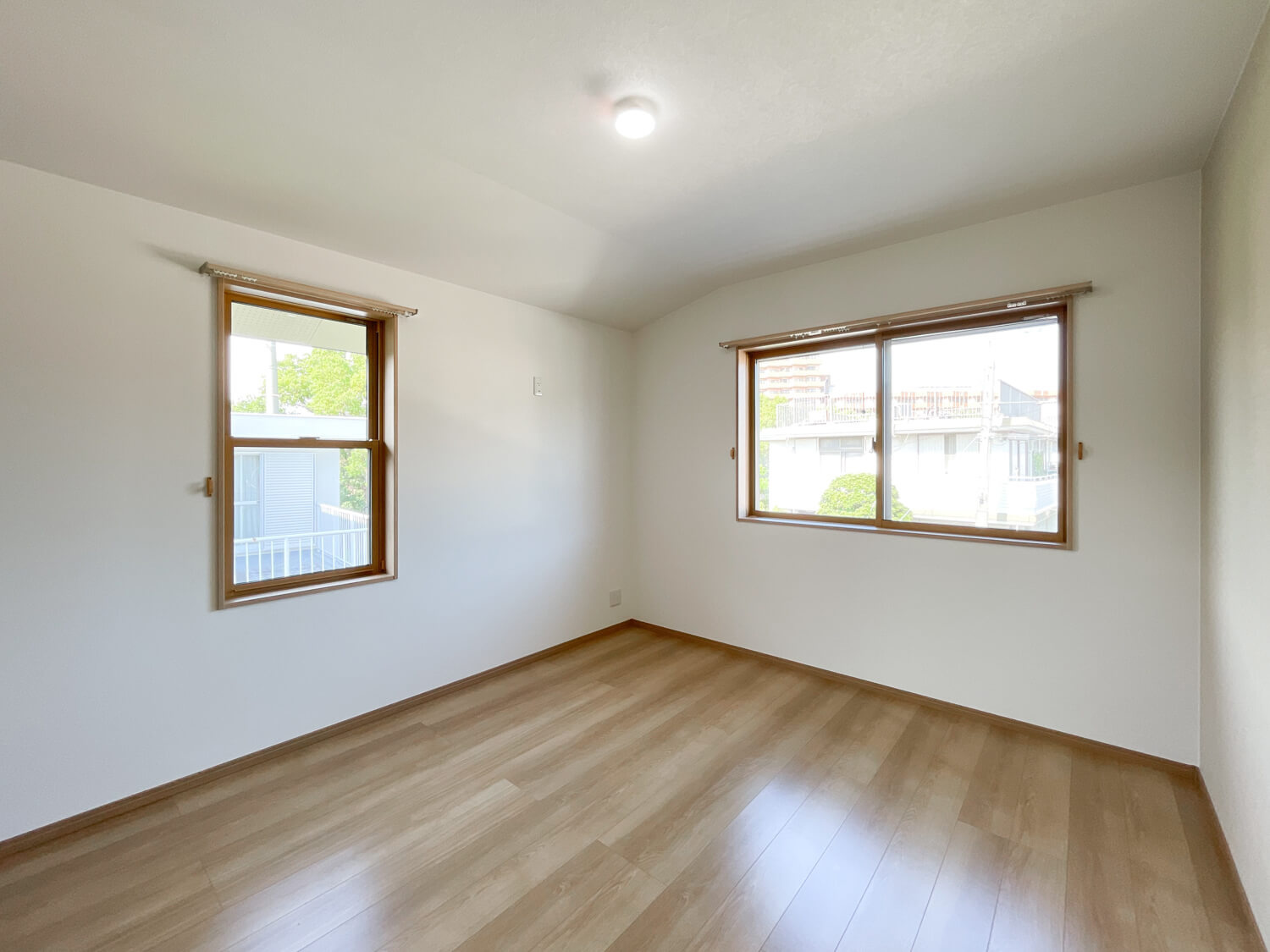 友が丘七丁目　戸建の洋室|約8.5帖の洋室
ウォークインクローゼットがございます。