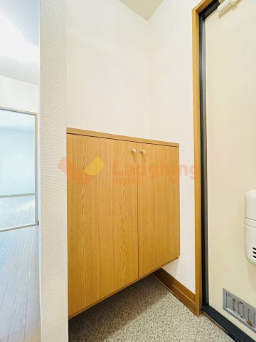 グランドール国分 A棟の玄関|収納もある玄関です