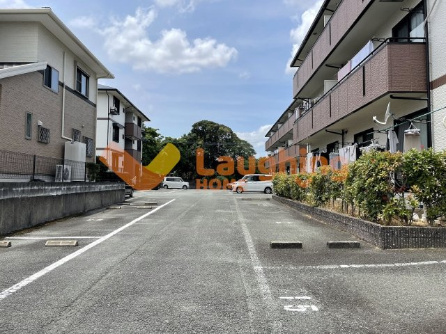 グランドール国分 A棟の駐車場|駐車場があるので、車を買う予定の方も安心です