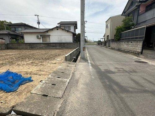 八幡３丁目　売土地の前面道路含む現地写真|接道 東側から西向きに撮影 北側約5.4mの公道に面しており、お車の出し入れもスムーズに行える開放的な現地です。