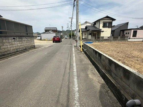 八幡３丁目　売土地の前面道路含む現地写真|接道 西側から東向きに撮影 前面道路の幅員が広いため、来客時の駐車や荷物の積み下ろしも安心。