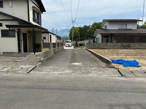 八幡３丁目　売土地の前面道路含む現地写真|閑静な住宅地でゆったり過ごせます。