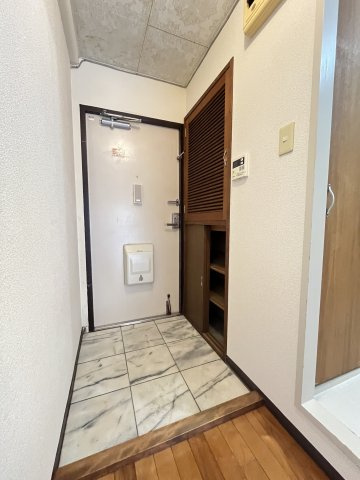 オレンジマンションの玄関
