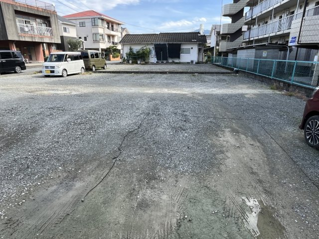 オレンジマンションの駐車場