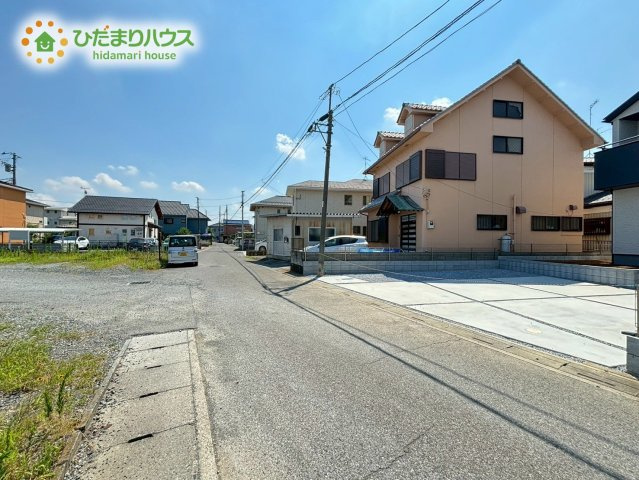 深谷市東大沼　新築一戸建て　リーブルガーデン　01の前面道路含む現地写真|前面道路幅5ｍあるので、車の出入りもスムーズにできます！