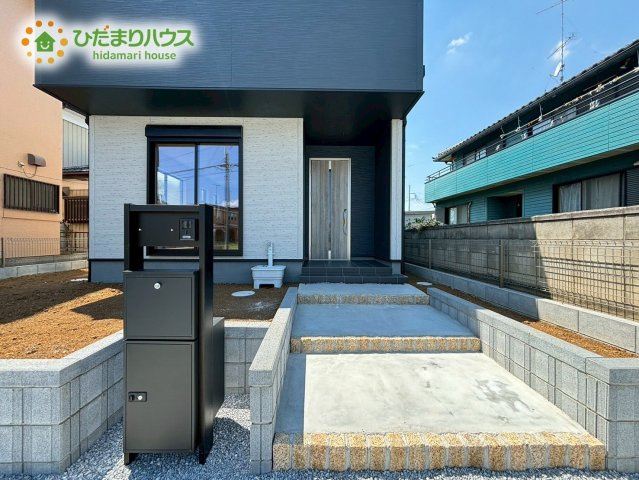 深谷市東大沼　新築一戸建て　リーブルガーデン　01のエントランス|玄関ポーチがあるので宅配や来客時の対応もスムーズにできます！！