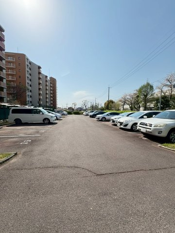 白川高層住宅5棟の駐車場