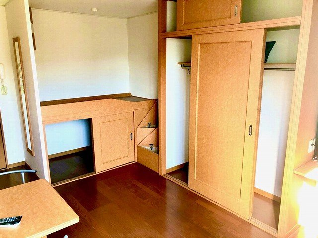 レオパレスＫＡＳＡＧＩの居間・リビング|１Fはフローリング仕様・２Ｆはカーペット仕様になります。