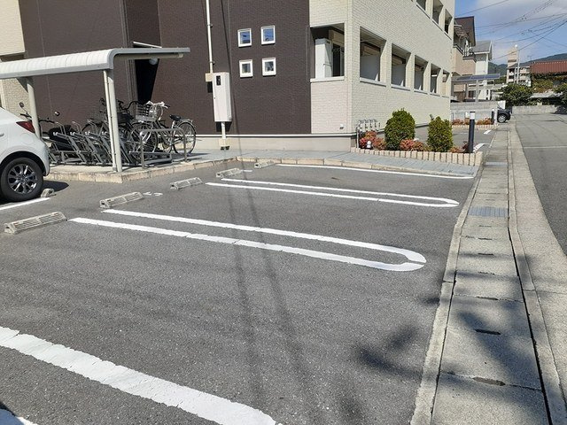 メゾンエイトの駐車場