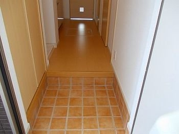 メゾンエイトの玄関