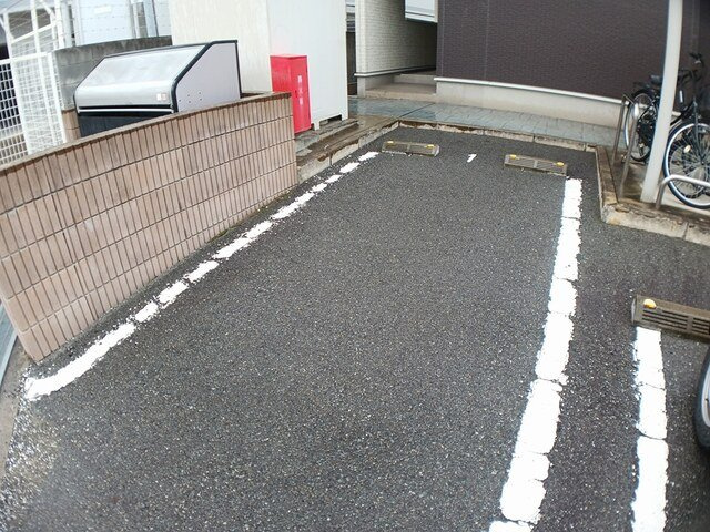 メゾンエイトの駐車場