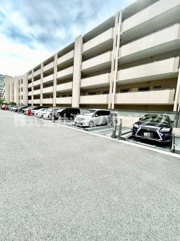 プラウド新千里西町の駐車場