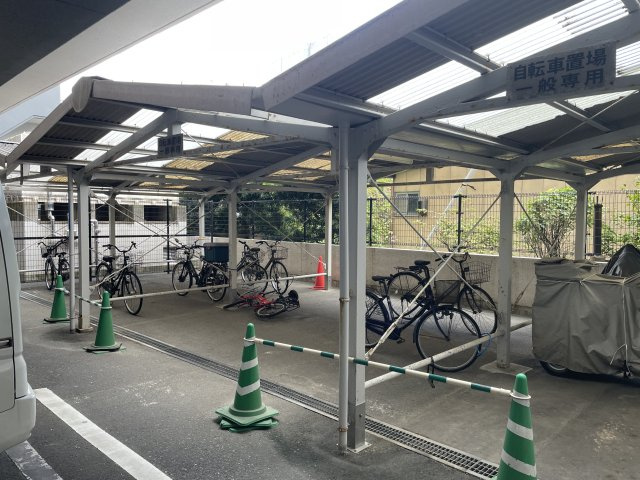 スカイオークフィネス5の設備|屋根付きのバイク置場になります。