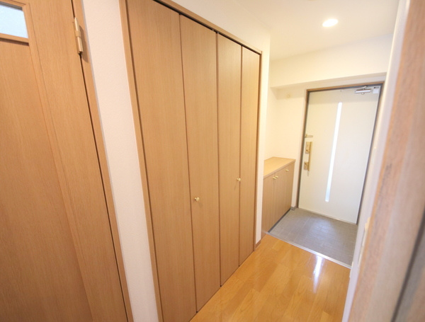 アイリスハイツ７号館の玄関