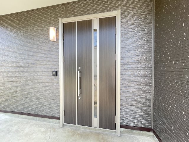 八戸市大字湊町字縄張の玄関|お家の顔となる玄関ドアは新品に交換しました。