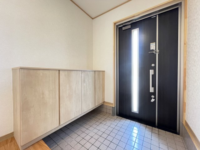 八戸市大字湊町字縄張の玄関|玄関です。シューズボックス新品交換、照明新品交換、フロア張替え、壁天井クロス仕上げ等行いました。