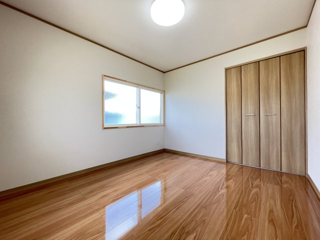 八戸市大字湊町字縄張の洋室|2階約6帖洋室です。フローリング張り、壁天井クロス仕上げ、照明新品交換、クローゼット新設等を行いました。