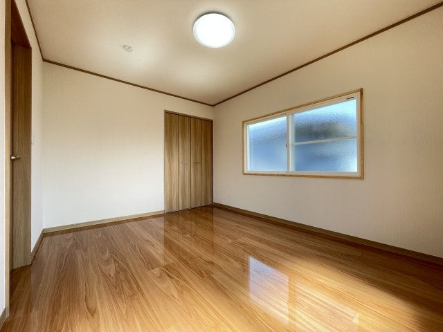 八戸市大字湊町字縄張の洋室|2階約5.25帖洋室です。フローリング張り、壁天井クロス仕上げ、照明新品交換、クローゼット新設等を行いました。