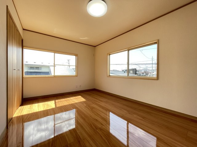 八戸市大字湊町字縄張の洋室|2階6.75帖洋室です。フローリング張り、壁天井クロス仕上げ、照明新品交換、クローゼット新設等を行いました。