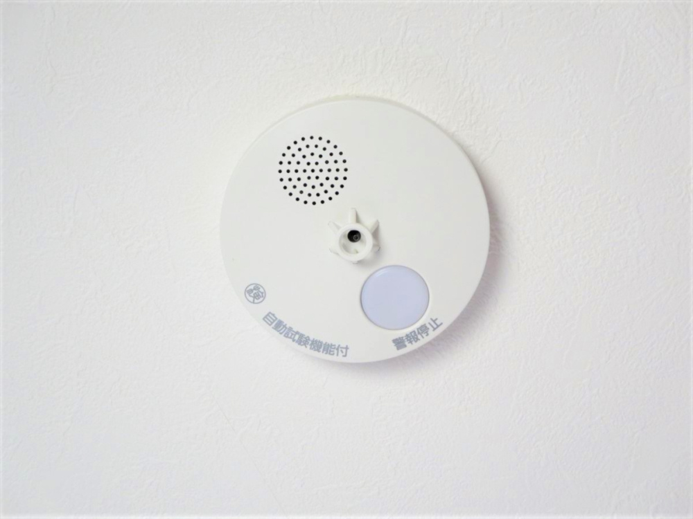 八戸市大字湊町字縄張の内観：施工例|【同仕様画像】全居室に火災警報器を新設しました。キッチンには熱感知式、その他のお部屋や階段には煙感知式のものを設置し、万が一の火災も大事に至らないように備えます。